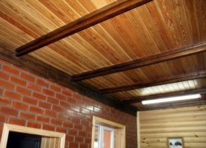 Кирпичный дом и деревянный потолок