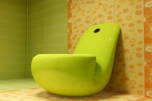 Унитаз имеет форму табачной трубки зеленого цвета