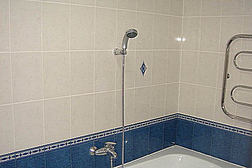 Плитку начинают класть от того угла, в котором стоит ванна
