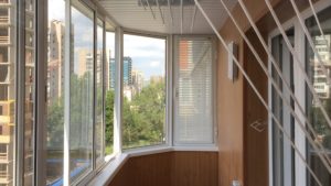 Особенности обшивки балкона панелями из пластика