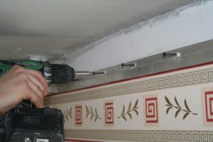 Крепление алюминиевого багета