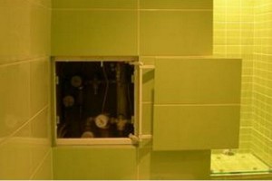 Сантехнический люк, замаскированный под желтую плитку