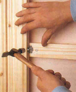 Человек крепит вагонку