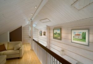 Красивый второй этаж отделанный вагонкой белого цвета