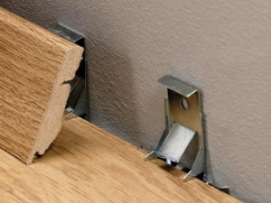 Монтаж плинтусов