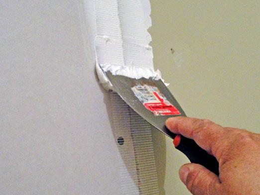 Раствор размещаем его на шов