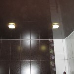 Глянцевый натяжной потолок в ванной комнате