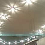 Потолок с подсветкой в ванной комнате