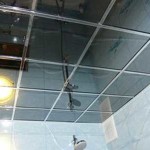 Зеркальный потолок в ванной