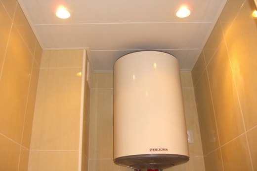 Под потолком над унитазом - бойлер