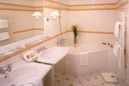 По бокам от зеркала - светильники