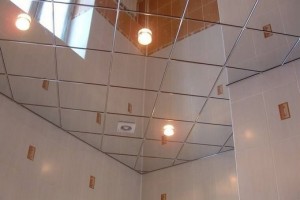 Зеркальный кассетный потолок в ванной комнате