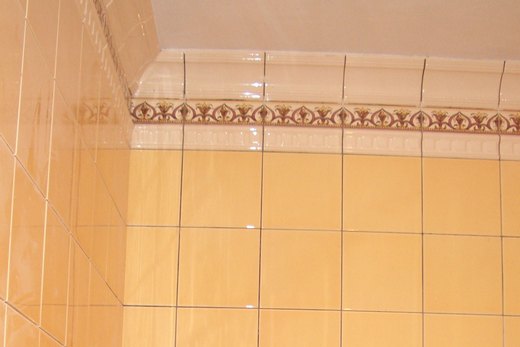 Ванная с кафельной облицовкой