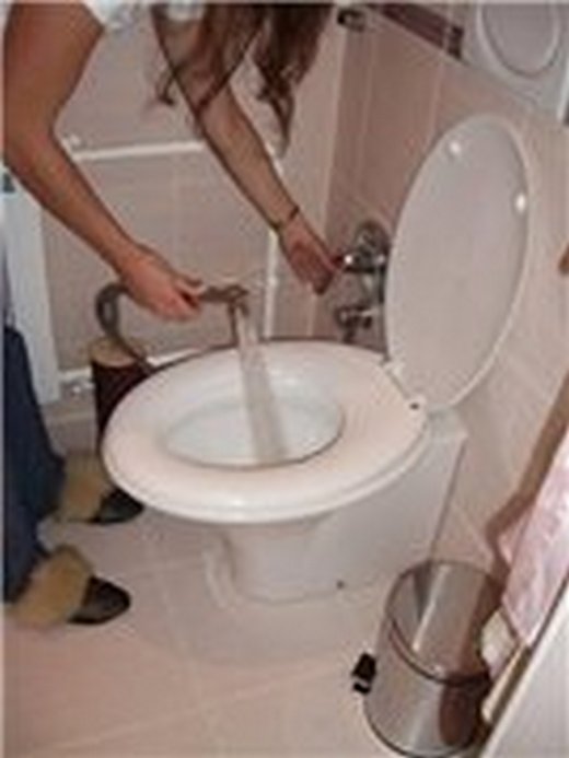Фотография мытья унитаза бидеткой
