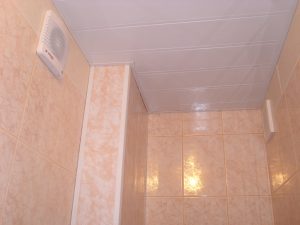 Отделанное панелями помещение