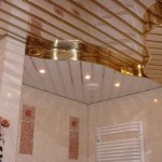 Ванная комната со стильным потолком