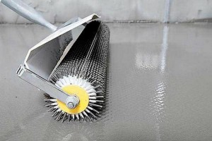 Прокатка раствора игольчатым валиком