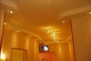 Потолок из гипсокартона после капитального ремонта дома