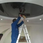 Так моют натяжные потолки