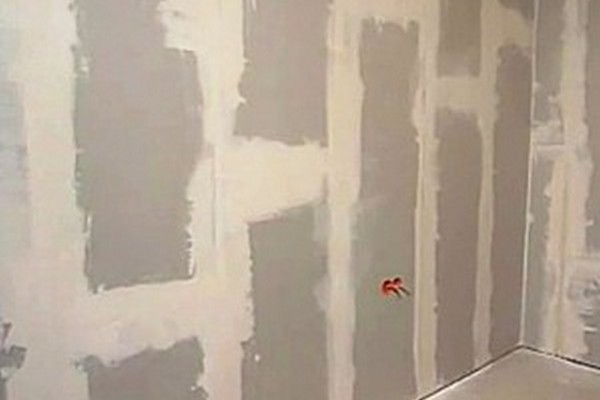 Зашпаклёванная гипсокартонная обшивка: видно смещение пазов друг относительно друга