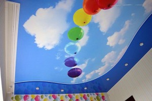 Небо с воздушными шариками на потолке