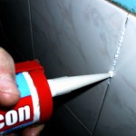 Заделываем между плитами швы