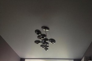 Типичный потолок без претензий для спальни или кабинета