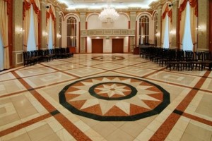 Звезда-медальон в центре плиточного покрытия